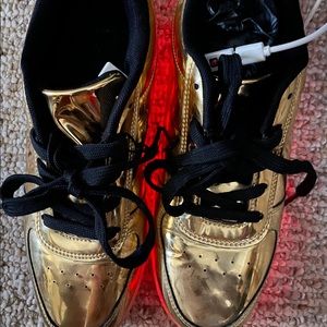 Womans "light up" "STREET" sneakers size 9. Gold